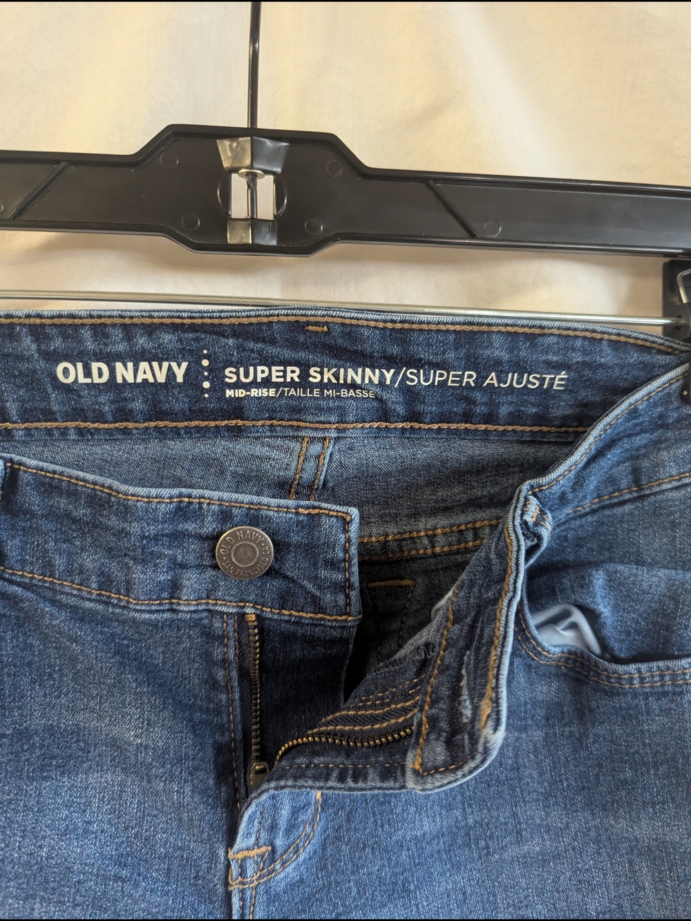Old Navy Women's Super Skinny Jeans in Dark Blue Wash - Picture 2 of 4